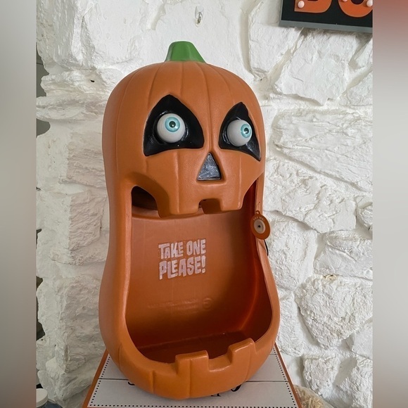 NWT LARGE HALLOWEEN TALKING JACK O LANTERN CANDY DISPENSER LIGHT UP EYES - Picture 1 of 9